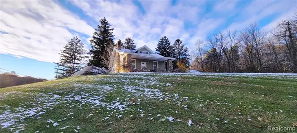 5025 N Hickory Ridge Road, Highland, MI