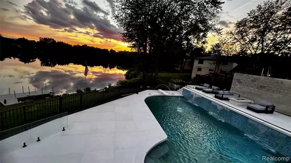 West Bloomfield, MI 48323,5116 W Bloomfield Lake Road