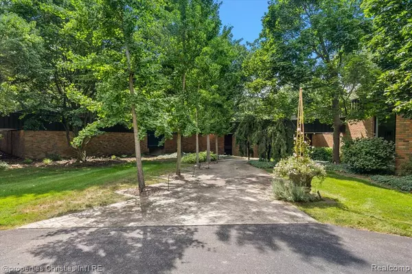 4647 Private Lake Drive, Bloomfield Hills, MI 48301