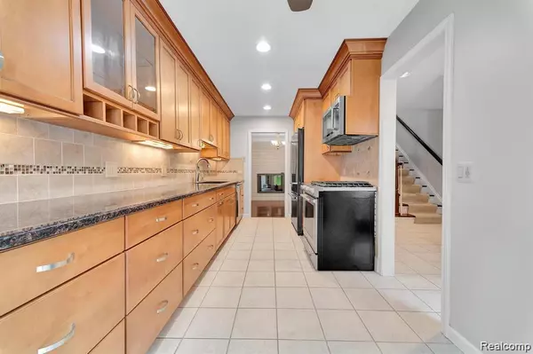 Bloomfield Hills, MI 48304,1285 GREENGLEN Court