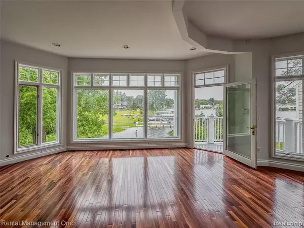 West Bloomfield, MI 48323,5742 PUTNAM Drive