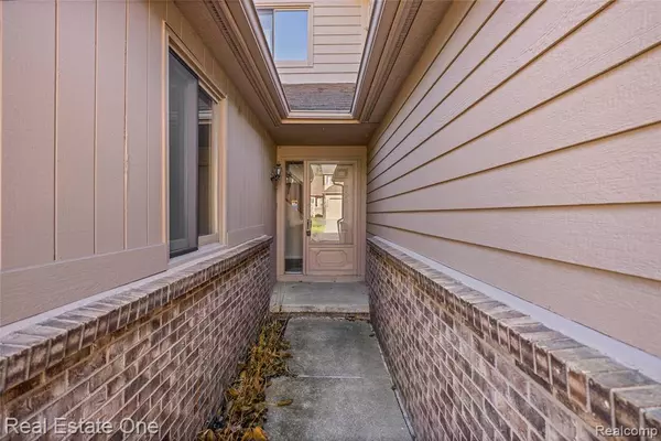 Farmington Hills, MI 48336,30817 Misty Pines Drive