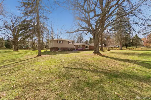 Holly, MI 48442,851 Academy Road