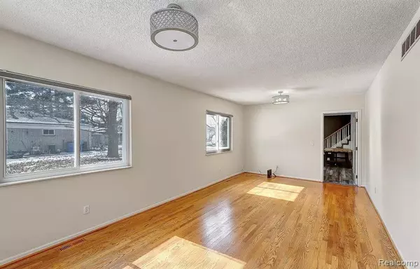 Dearborn Heights, MI 48125,5642 Weddell Street