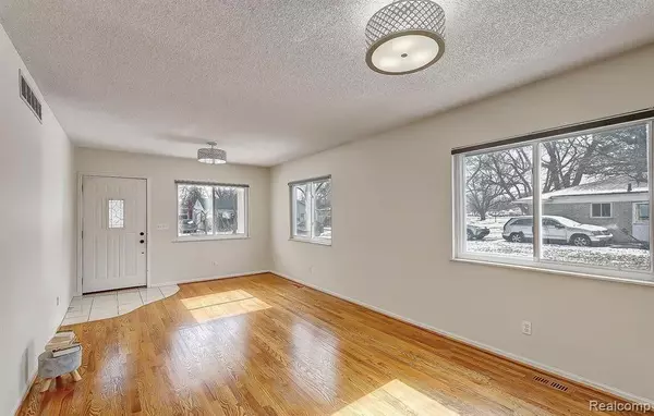 Dearborn Heights, MI 48125,5642 Weddell Street