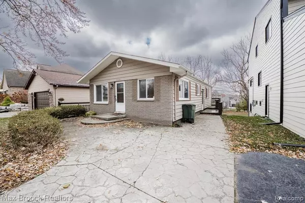 West Bloomfield, MI 48323,5528 SUNNYCREST Drive