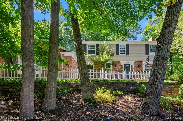 32533 Robinhood Drive, Beverly Hills, MI 48025