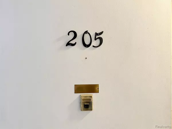 Royal Oak, MI 48073,2925 W 13 MILE Road