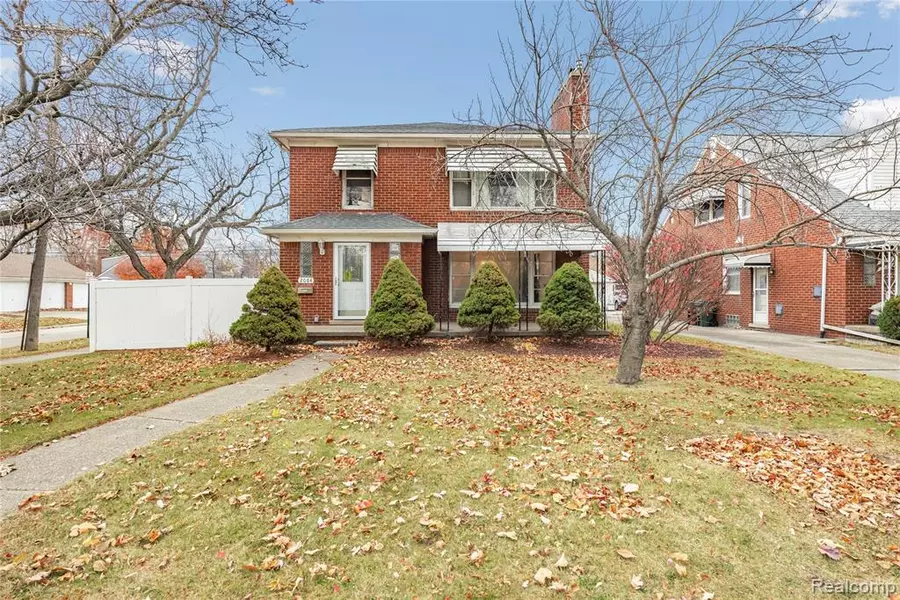 2082 Vernier Road, Grosse Pointe Woods, MI 48236