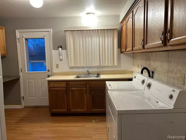 Dearborn Heights, MI 48125,4471 CROISSANT Street