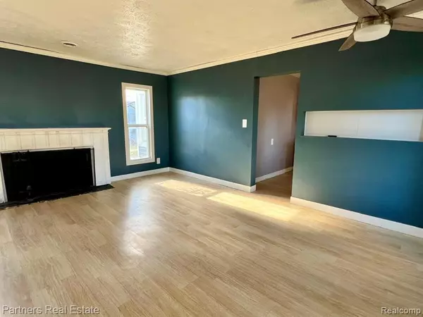 Livonia, MI 48152,27516 Long Street