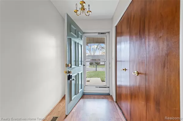 Saint Clair Shores, MI 48082,22605 Shoreview Court