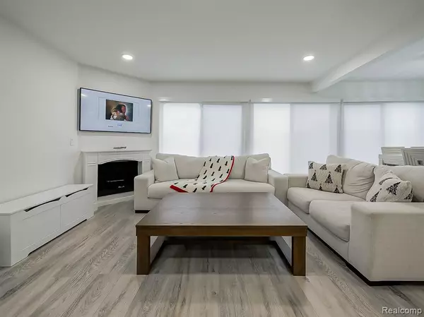 West Bloomfield, MI 48323,2957 MOON LAKE DR Drive