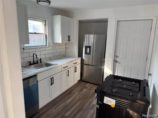 Saint Clair Shores, MI 48082,23930 Elmira Street