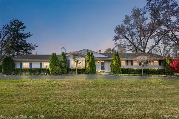 Bloomfield, MI 48301,6386 Thorncrest Drive