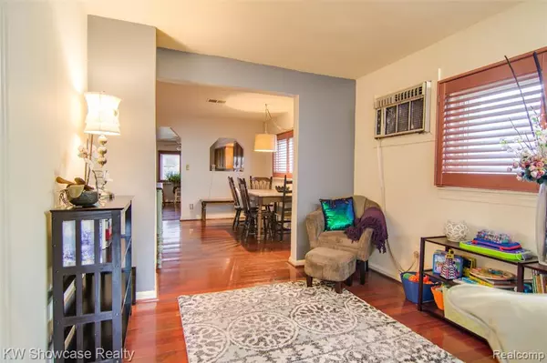 West Bloomfield, MI 48324,1604 Petrolia