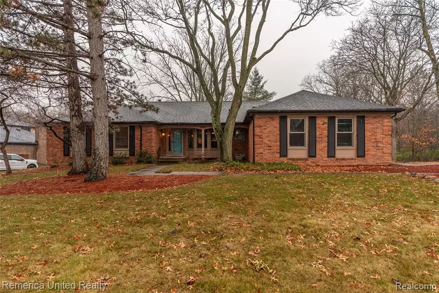 36469 Parklane Circle, Farmington Hills, MI 48335