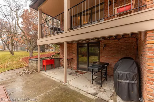 Farmington Hills, MI 48335,36469 Parklane Circle