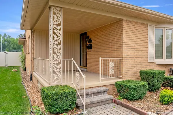 Dearborn Heights, MI 48127,21979 HICKORYWOOD Drive