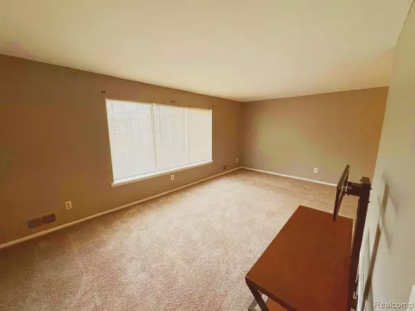 Bloomfield, MI 48304,587 E Fox Hills Drive