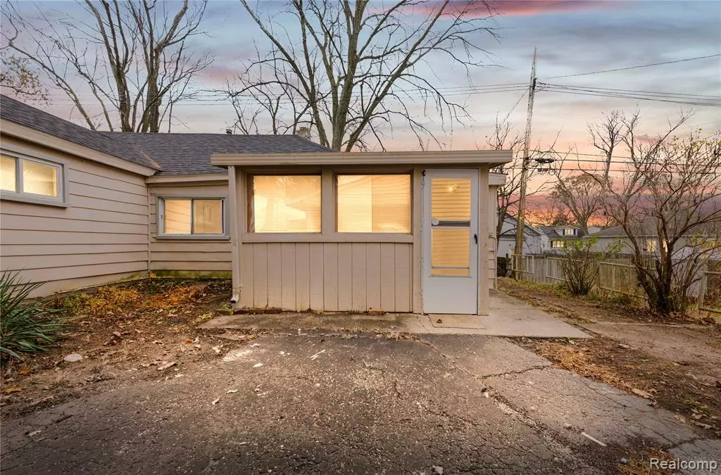 Waterford, MI 48328,933 Myrtle Avenue