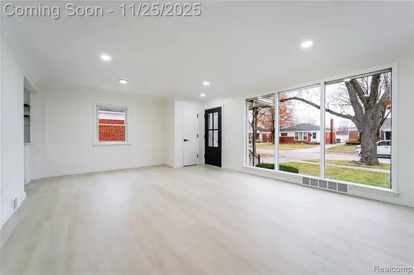 Saint Clair Shores, MI 48081,26712 Larchmont Street