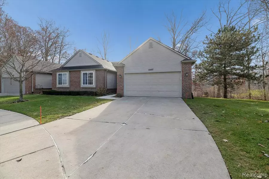 2607 S Moonglow Court, Hartland, MI 48353