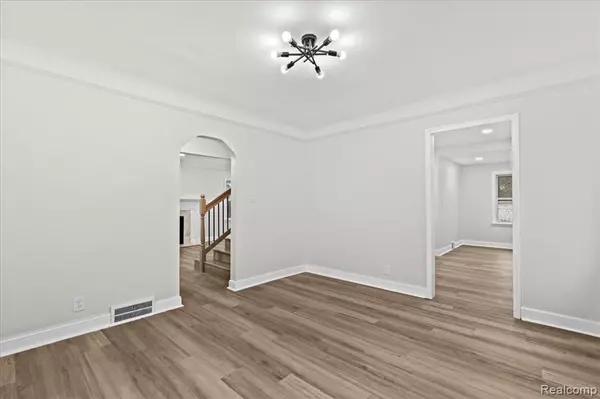 Detroit, MI 48235,16660 Strathmoor Street