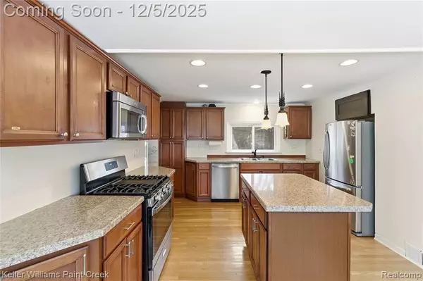 Lake Orion, MI 48362,915 Dollar Bay Drive