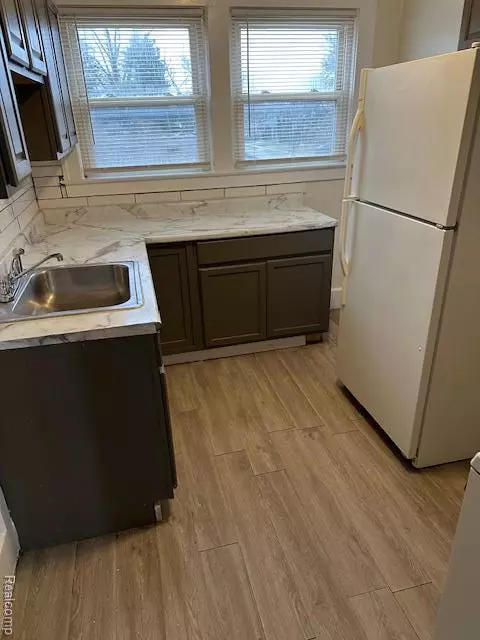 24320 Flower Avenue, Eastpointe, MI 48021