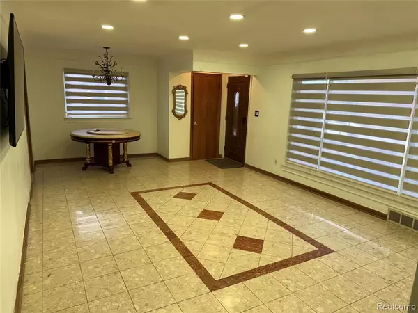 Dearborn Heights, MI 48127,6947 N Charlesworth Street