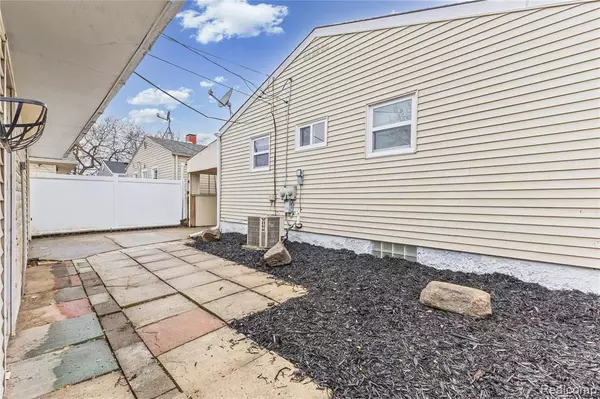 Ecorse, MI 48229,277 White Street