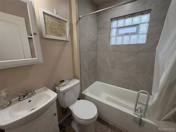 Romulus, MI 48174,7315 Hollywood Street