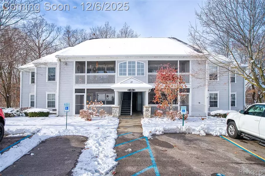 12274 Saint Andrews Way, Fenton, MI 48430