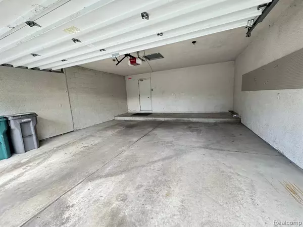 Dearborn, MI 48120,3152 LINDENWOOD Drive