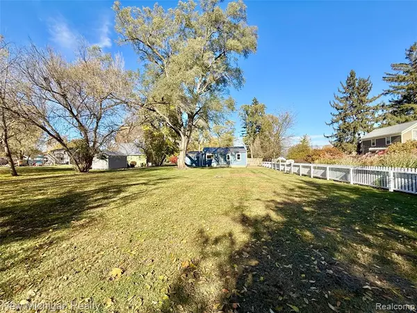 Fenton, MI 48430,823 W Silver Lake Road