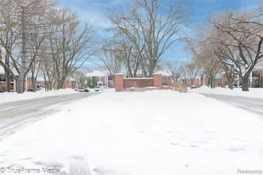 27654 E Echo Valley, Farmington Hills, MI 48334