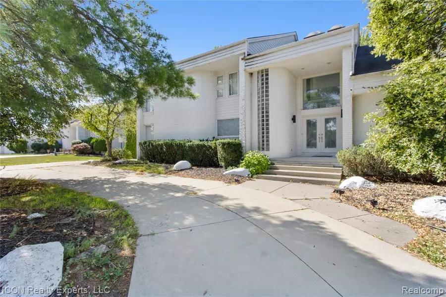 5727 Royal Wood, West Bloomfield, MI