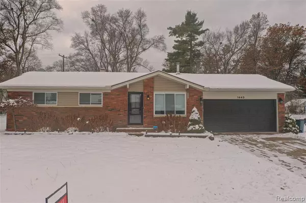 1443 West Drive, Wolverine Lake, MI 48390