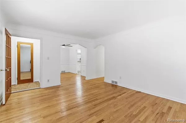 Redford, MI 48240,26541 W 6 Mile Road