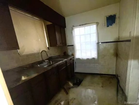 Detroit, MI 48221,18445 Roselawn Street