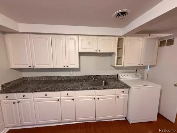 Madison Heights, MI 48071,956 SPRAGUE Avenue