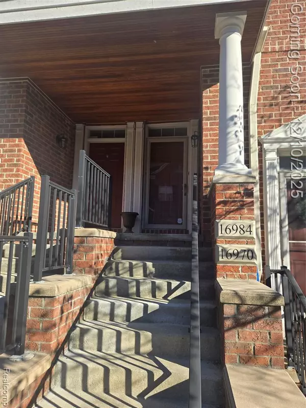 16984 E Farmington E Road, Livonia, MI 48154