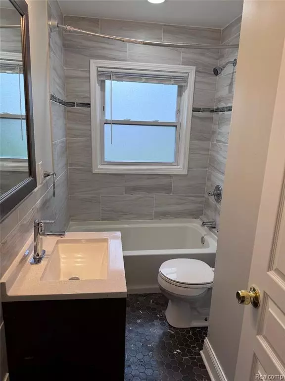 Detroit, MI 48221,8700 W 7 MILE Road