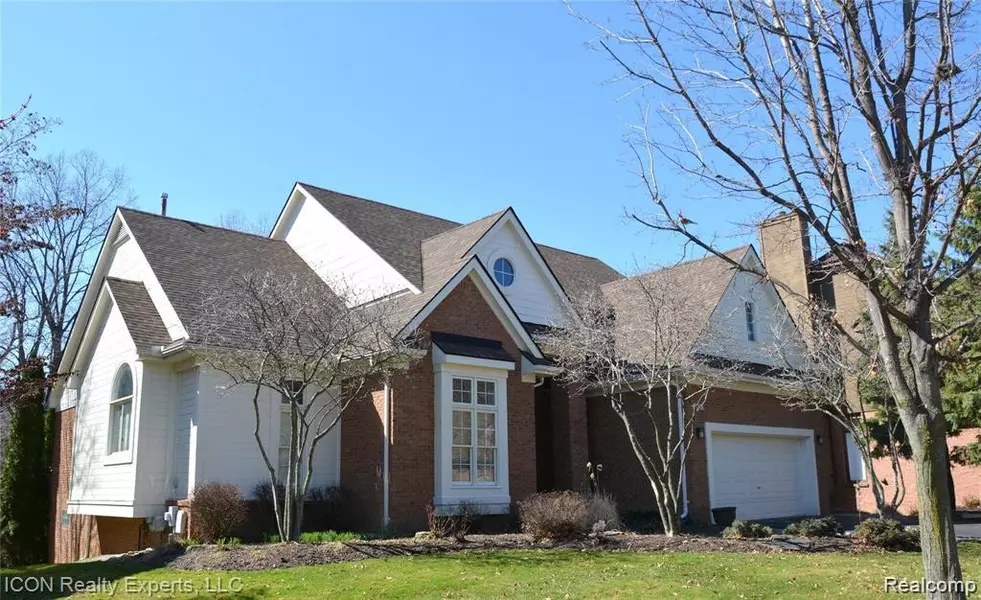 4674 Woodbine Circle, West Bloomfield, MI 48323