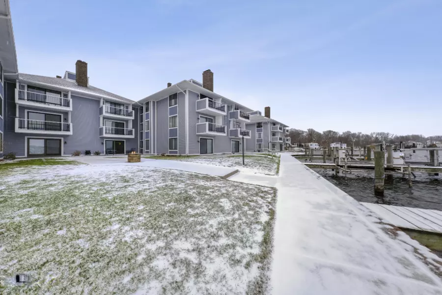 400 Lakeview Court #7B, Spring Lake, MI 49456