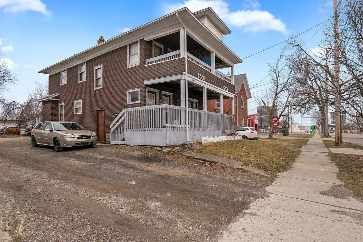 Lansing, MI 48906,832 N Larch Street