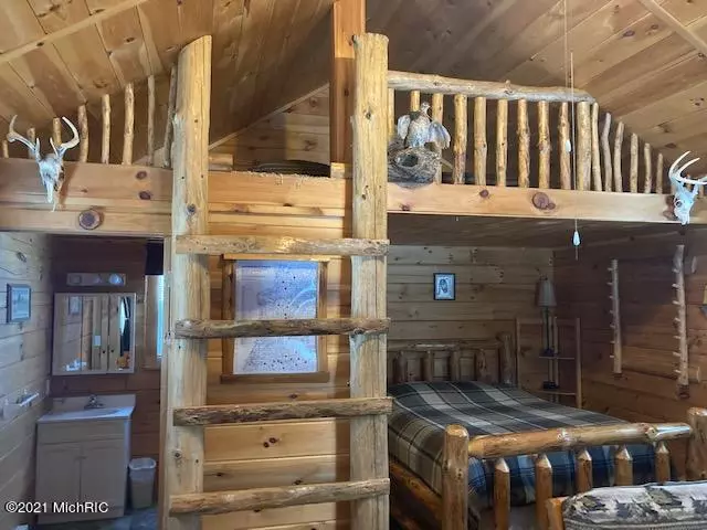 17227 Vondra Road, Thompsonville, MI 49683