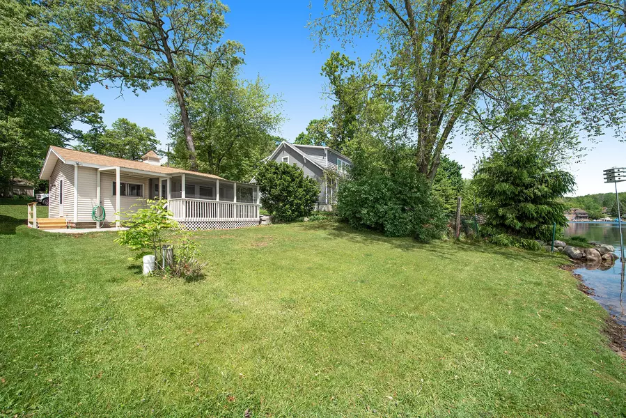 8042 Oak NE Lane, Cedar Springs, MI 49319