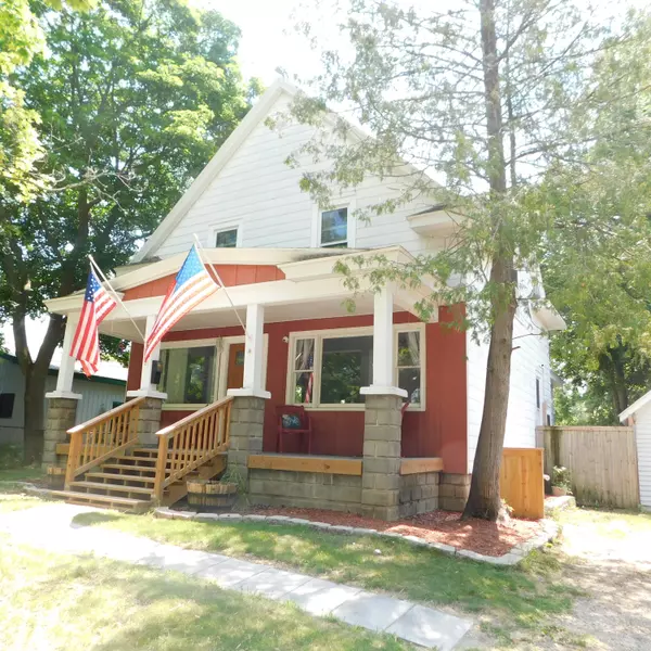 18 W Woodrow Street, Fremont, MI 49412